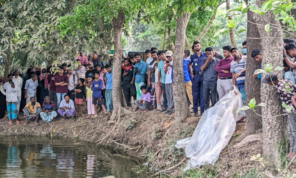 মরদেহ দেখতে স্থানীয়দের ভিড়। ছবি : রূপালী বাংলাদেশ