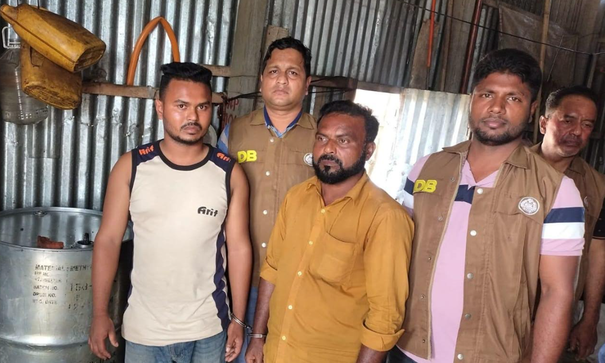 বাবা মো. রহিজ মিয়া (৪৫) এবং ছেলে শফিকুর রহমান (২৮)। ছবি : রূপালী বাংলাদেশ