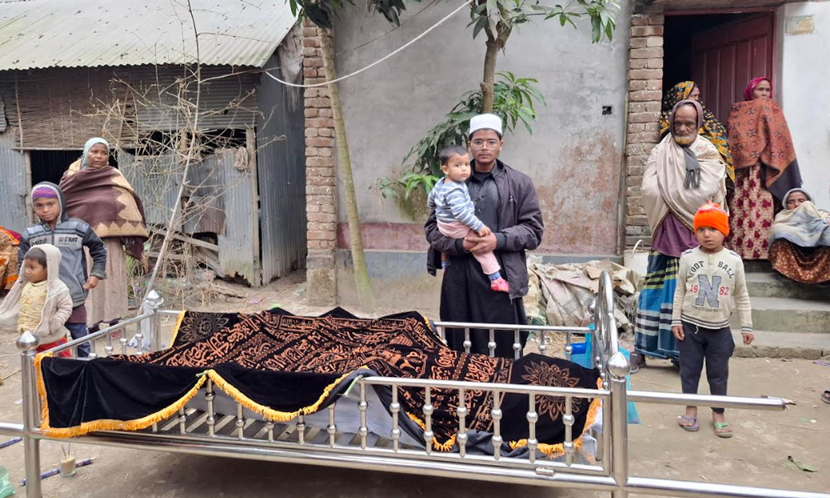 নিহত মোহাম্মদ আলীর নিথর দেহের সামনে দাঁড়িয়ে আছে সন্তানরা। ছবি : রূপালী বাংলাদেশ