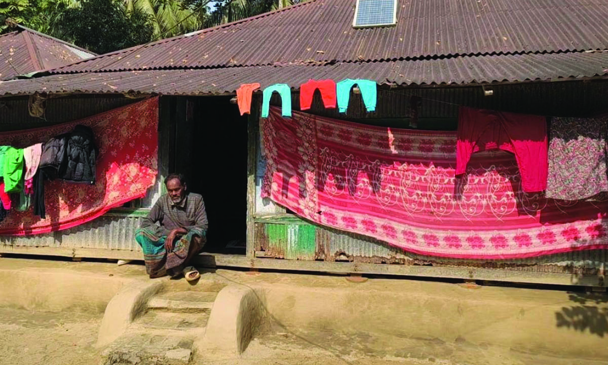 বাড়িঘর হারানোর শঙ্কায় পরিবার। ছবি : রূপালী বাংলাদেশ