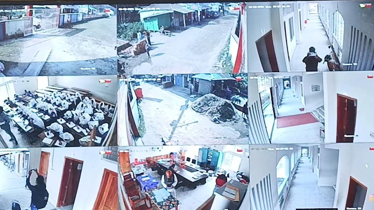 ভোটকেন্দ্রে সিসি ক্যামেরা স্থাপন। ছবি : রূপালী বাংলাদেশ