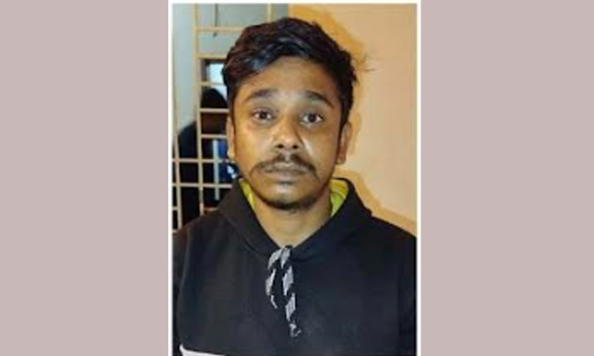 গ্রেপ্তার প্রলয় তরফদার। ছবি : রূপালী বাংলাদেশ
