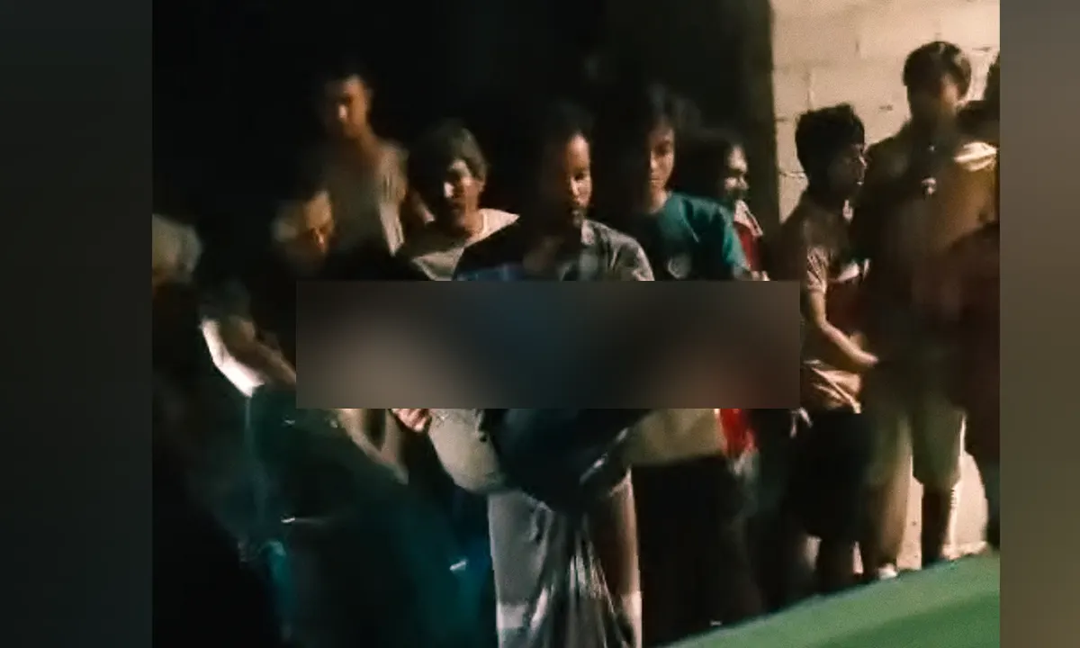 আহতদের উদ্ধার করে হাসপাতালে নেওয়া হয়। ছবি : সংগৃহীত