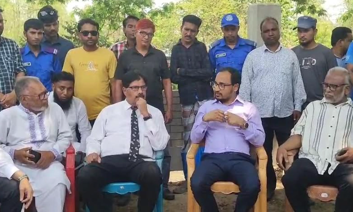 উলাশী জিয়া খাল পুনঃখনন পরিদর্শনে জেলা প্রশাসক মোহাম্মদ আশেক হাসান। ছবি : রূপালী বাংলাদেশ