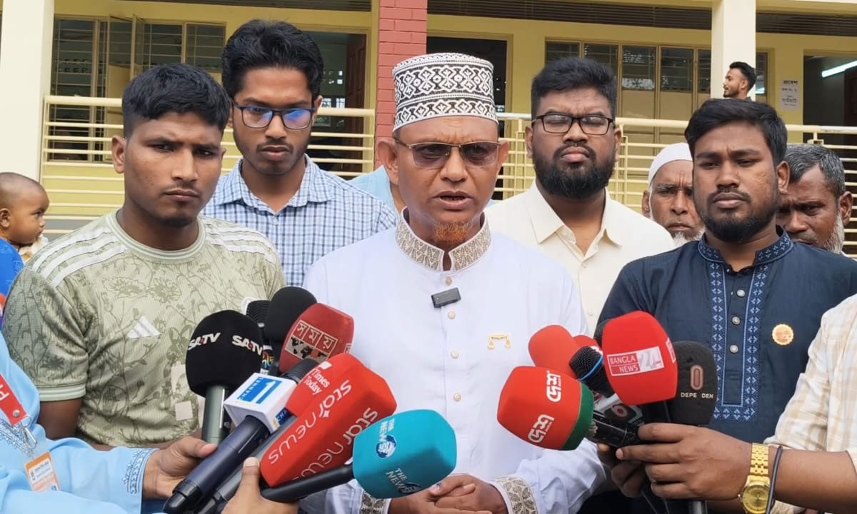 জামায়াতের প্রার্থী মাসুদুর রহমান সাংবাদিকদের সঙ্গে কথা বলছেন। ছবি : সংগৃহীত