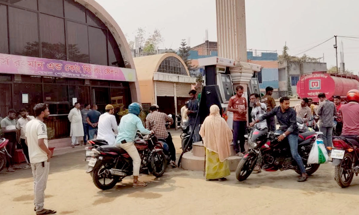 ফিলিং স্টেশনে ক্রেতাদের ভিড়। ছবি : রূপালী বাংলাদেশ