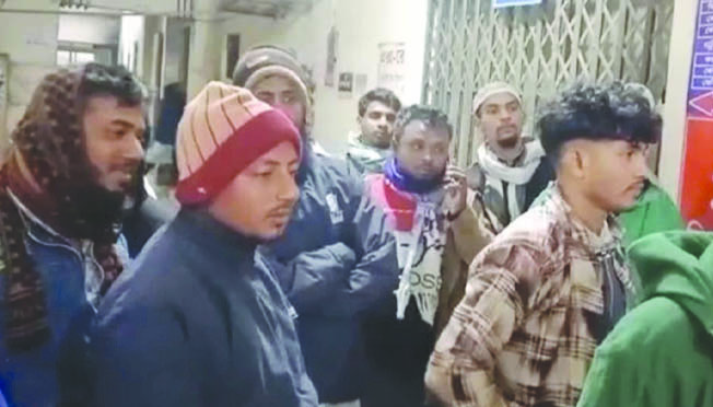 নেত্রকোনা জেলা সদর হাসপাতালে নিহতদের স্বজনরা। ছবি : সংগৃহীত