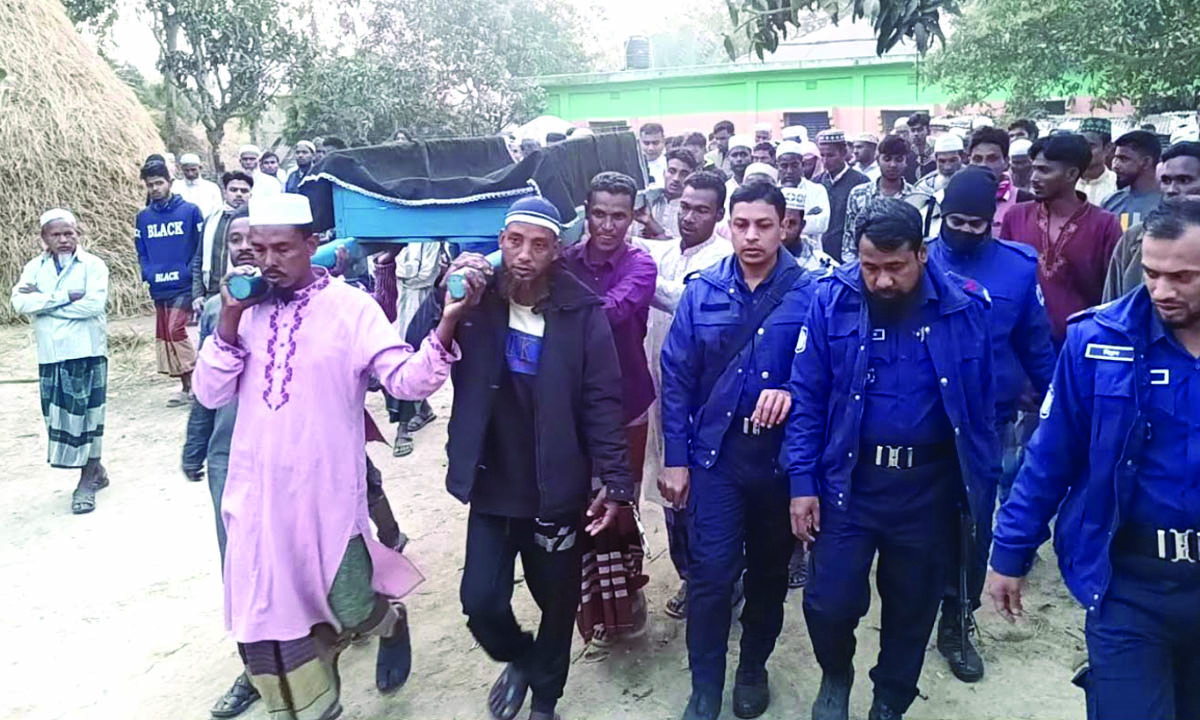 হাতকড়া পরা অবস্থায় মায়ের খাটিয়া কাঁধে নিলেন কারাবন্দি যুবলীগ কর্মী মিন্নত আলী। ছবি : রূপালী বাংলাদেশ