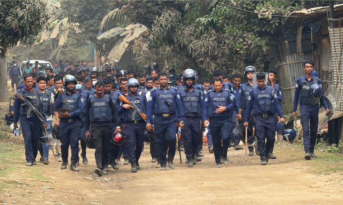 জঙ্গল সলিমপুরে সাঁড়াশি অভিযানে যৌথ বাহিনী। ছবি : রূপালী বাংলাদেশ