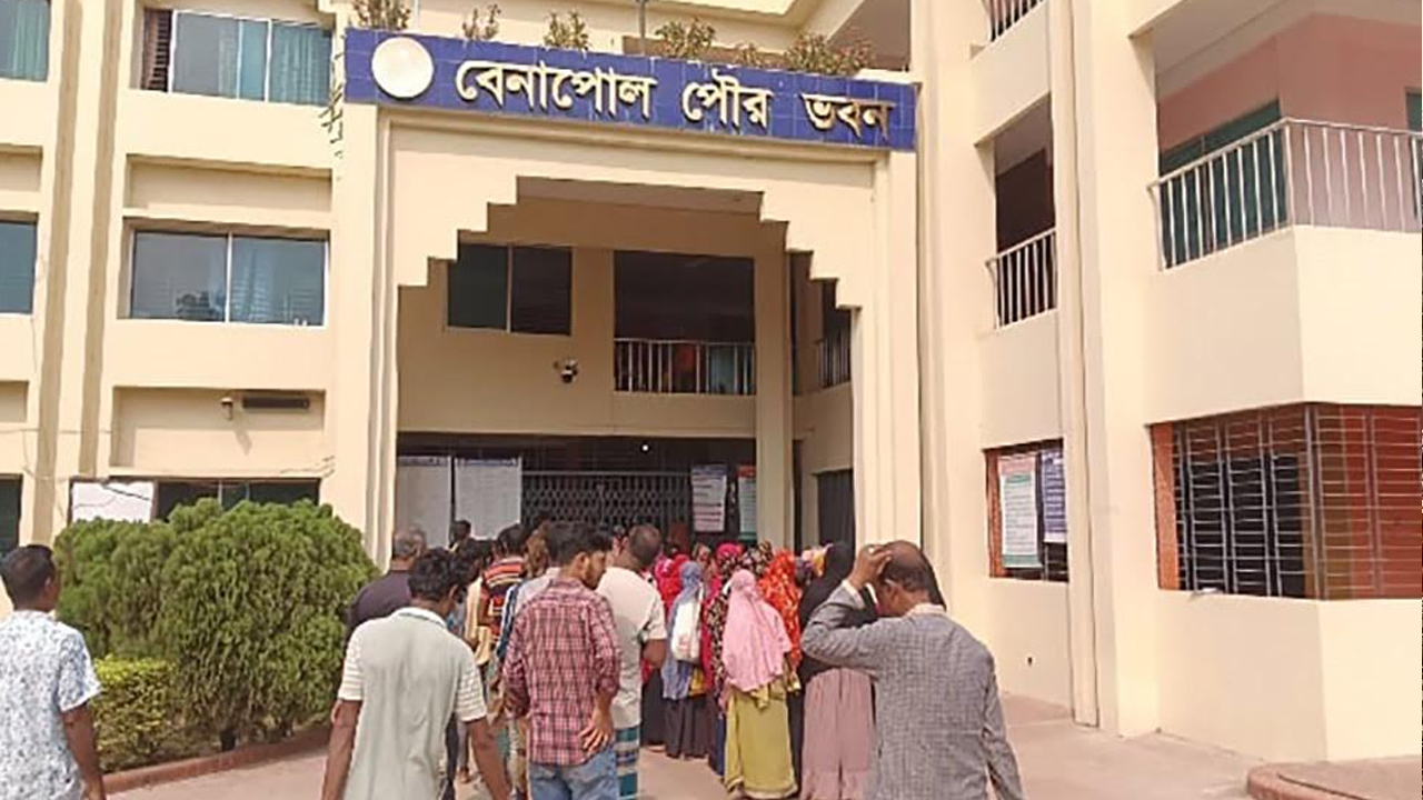 ভিজিএফের চাল নেওয়ার জন্য লাইনে দাঁড়িয়ে আছে কার্ডধারীরা। ছবি : রূপালী বাংলাদেশ