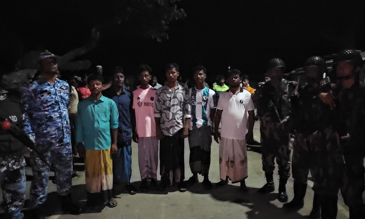 মুক্তি পাওয়া জেলেরা। ছবি : রূপালী বাংলাদেশ