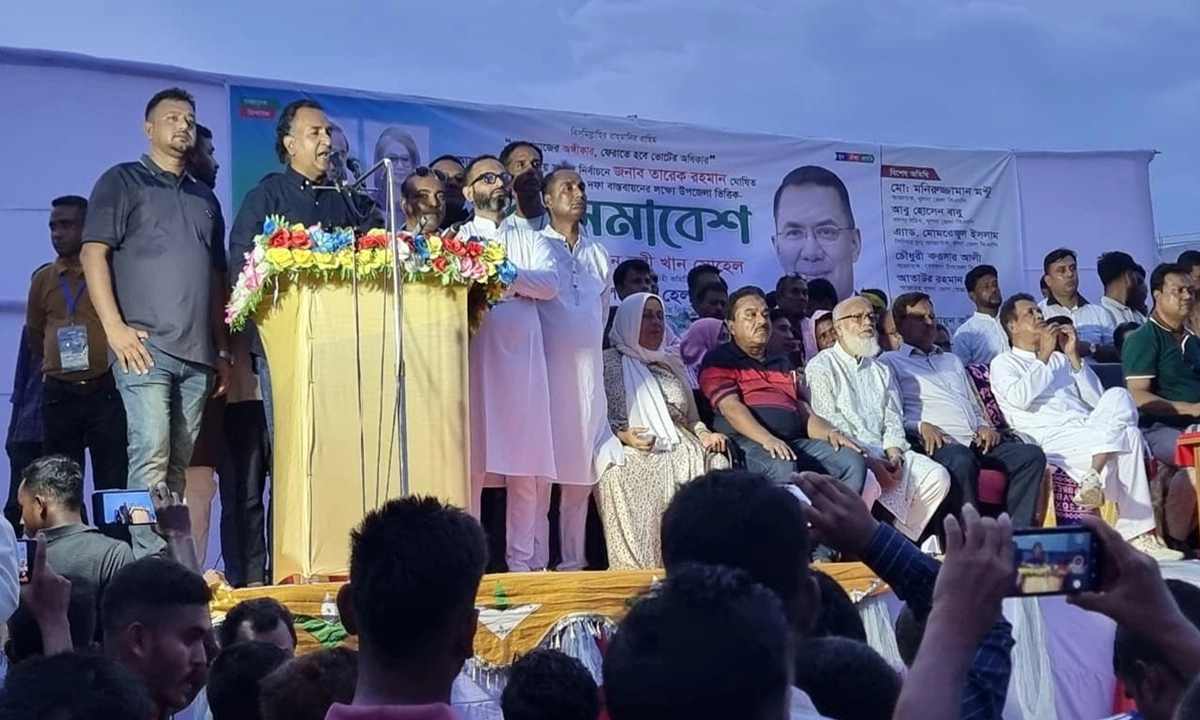 খুলনার তেরখাদা উপজেলার ইখড়ি কাটেঙ্গা স্কুলমাঠে প্রধান অতিথির বক্তব্যে রাখেন হাবিব উন নবী খান সোহেল। ছবি- সংগৃহীত
