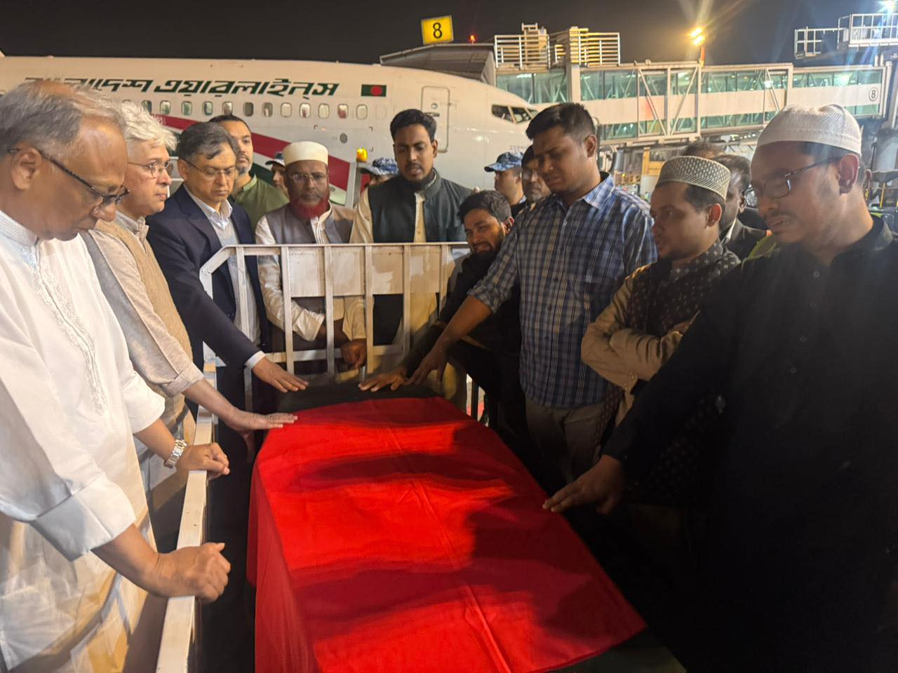 লাল-সবুজের পতাকায় আবৃত হয়ে দেশে ফিরলেন ওসমান হাদি। ছবি- সংগৃহীত