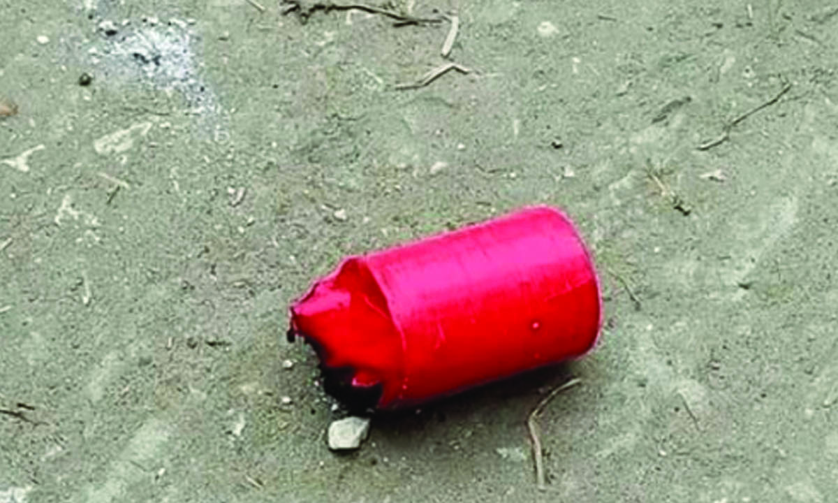 ককটেল সদৃশ বস্তু  উদ্ধার। ছবি : রূপালী বাংলাদেশ