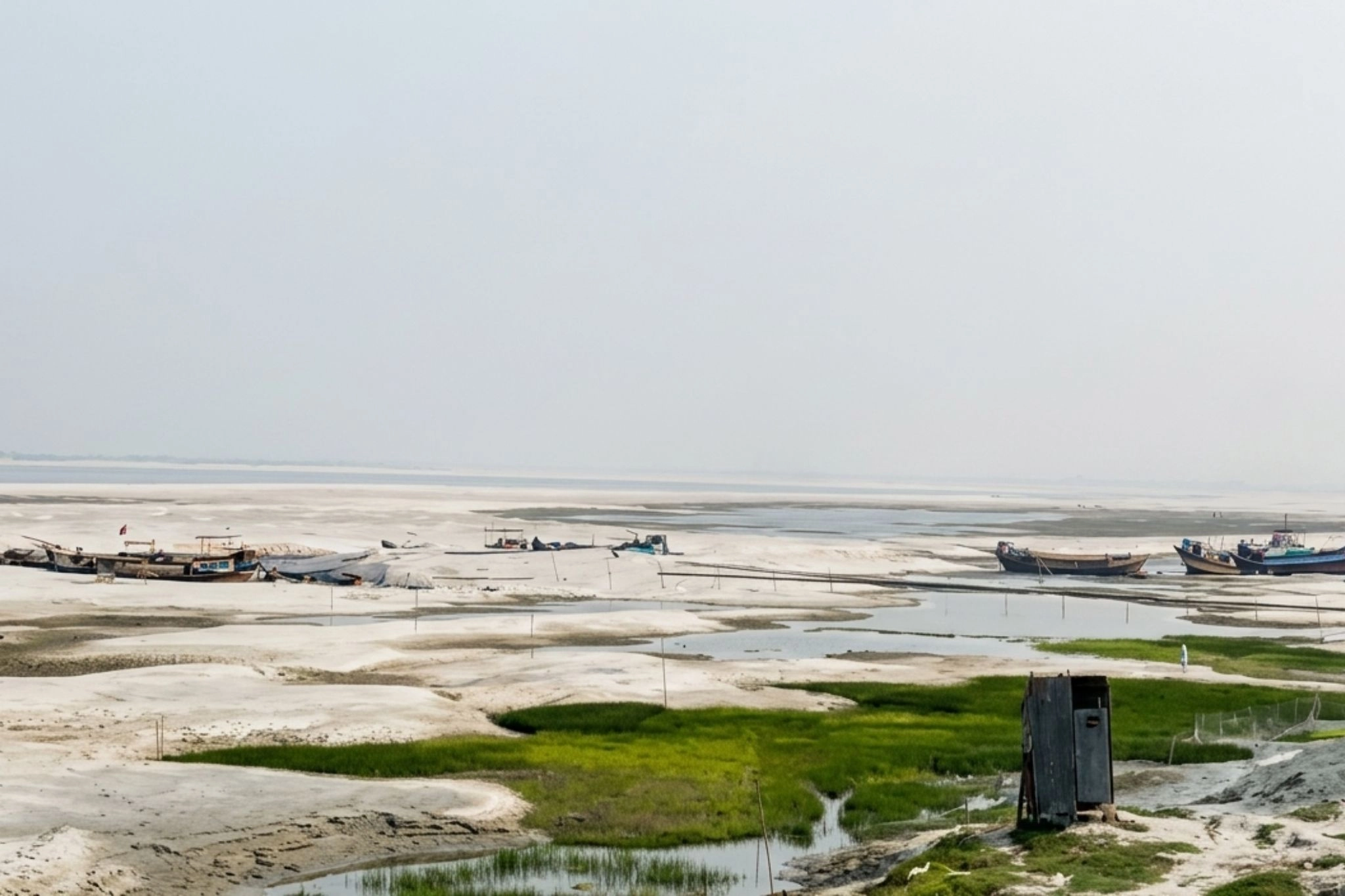 সন্ত্রাসীদের পাহারায় বালু উত্তোলন