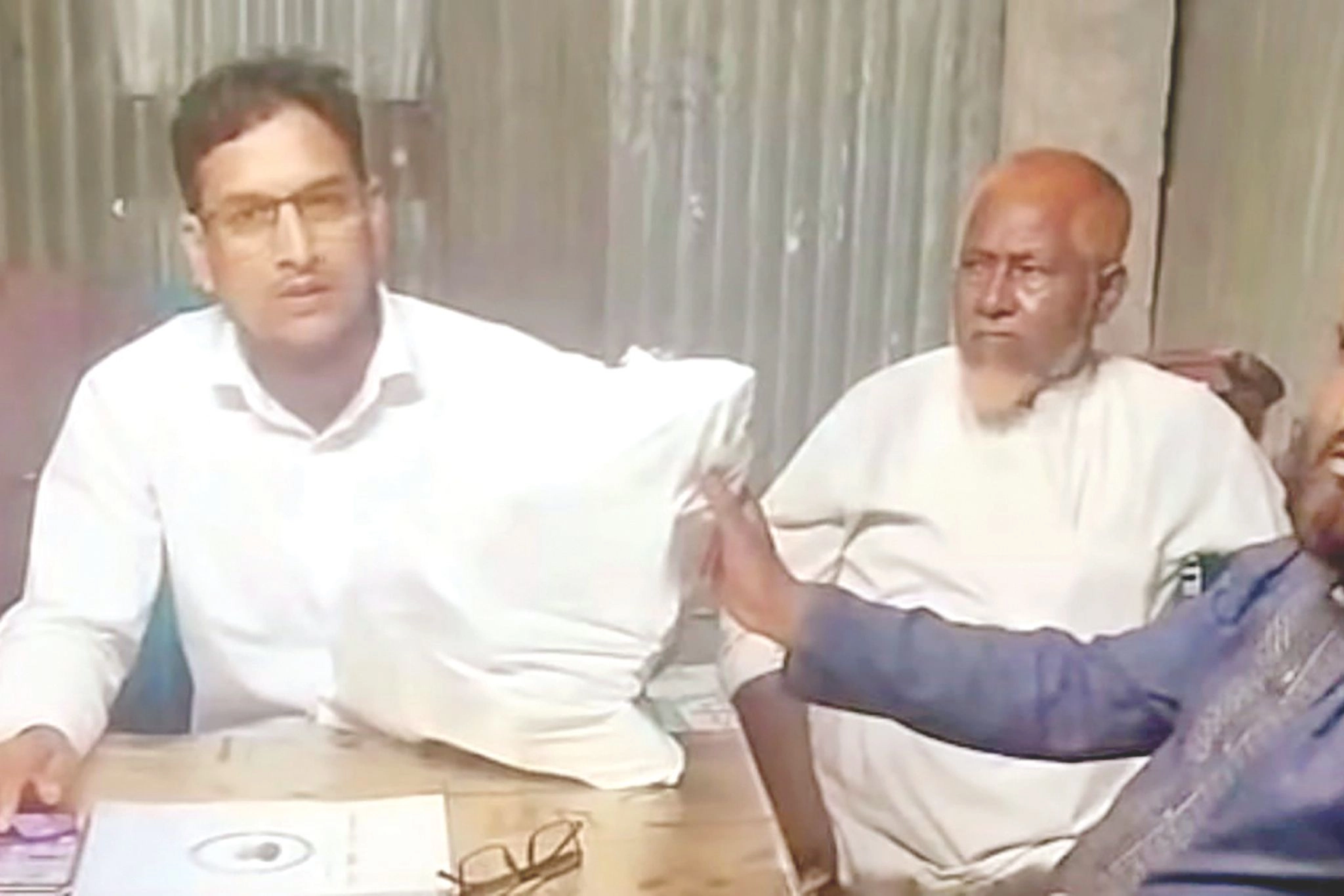 সেই ভিজিএফ কার্ড ফেরত দিলেন বিএনপি নেতারা