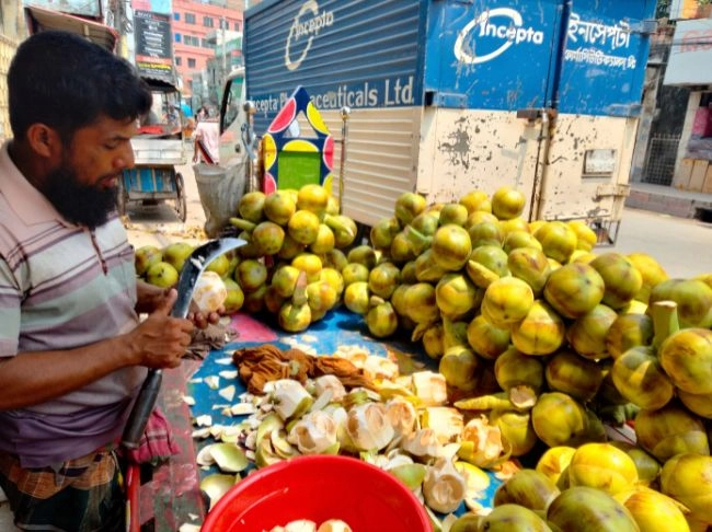 তীব্র দাবদাহে প্রাণ জুড়াচ্ছে কচি তালের শাঁস