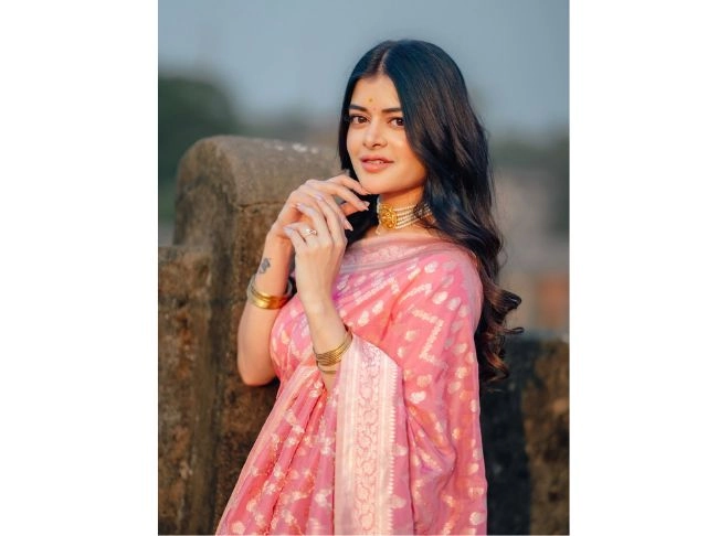 আইনি বিয়ে সারলেন মধুমিতা