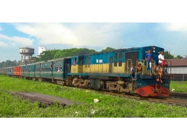 ইঞ্জিন সংকটে অচল রেল