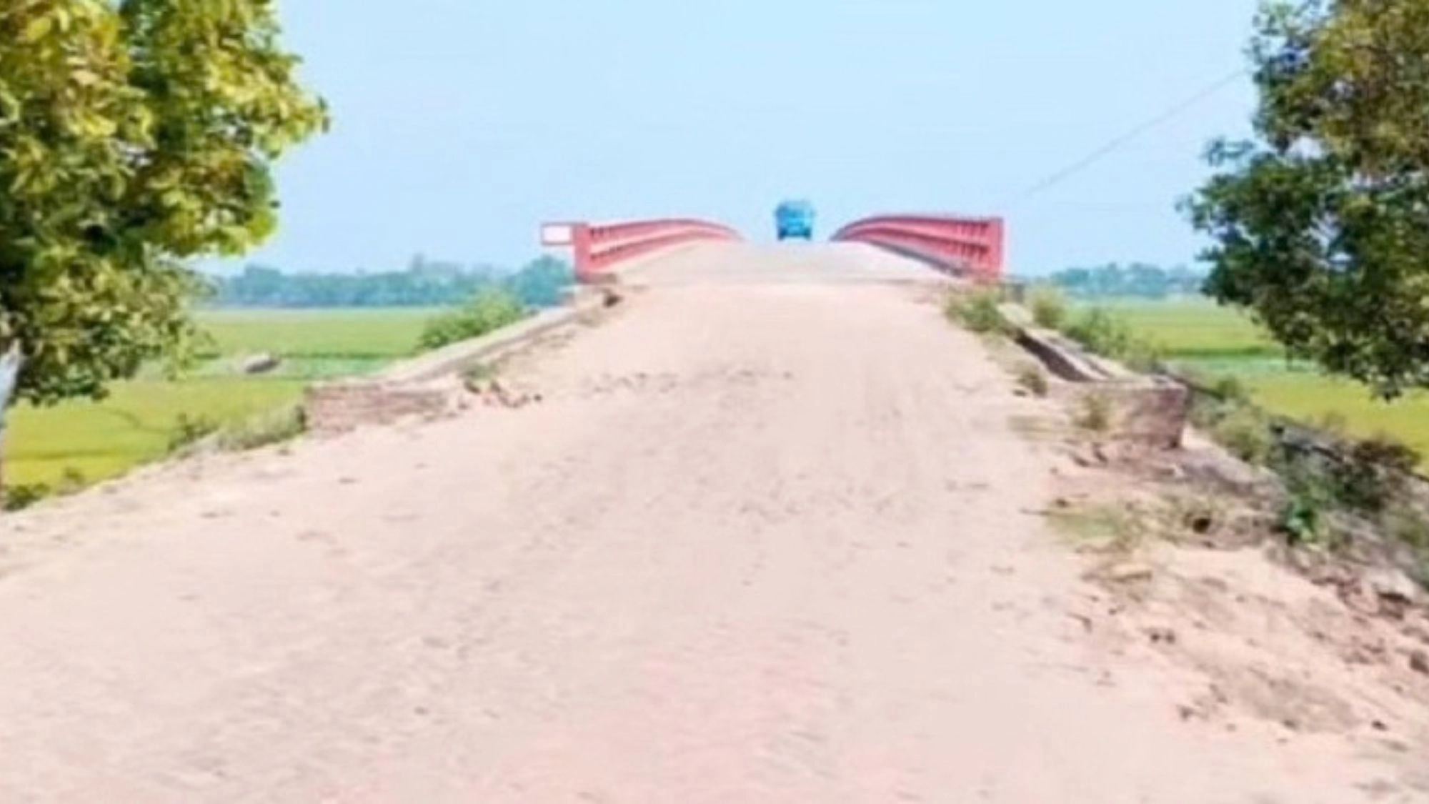 সেতুর কাঁচা সড়কে দুর্ভোগে জনপদ