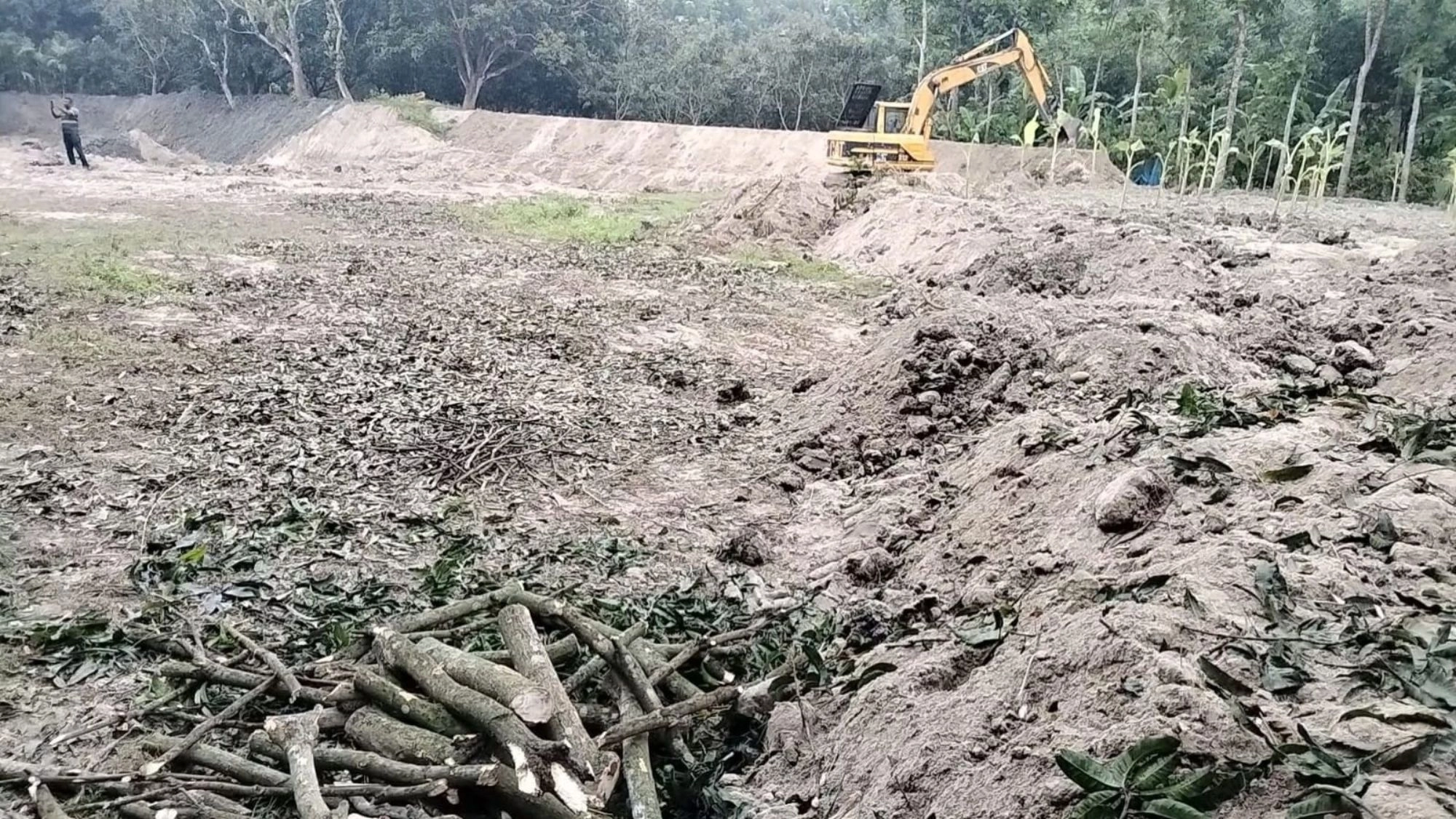কৃষি জমিতে পুকুর  খননের হিড়িক