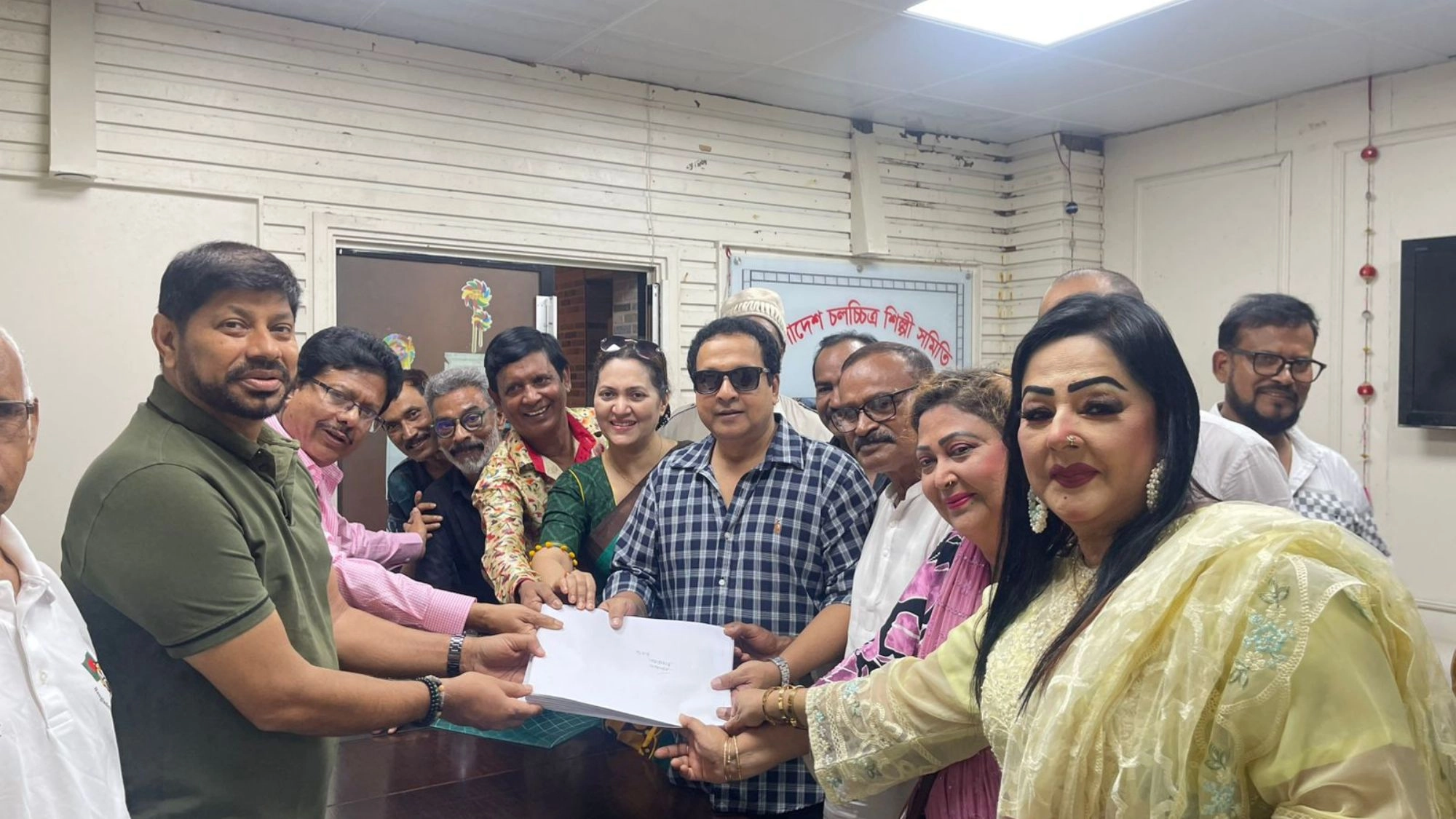 আরমান-মুক্তির মনোনয়নপত্র জমা দিলেন বাপ্পারাজ