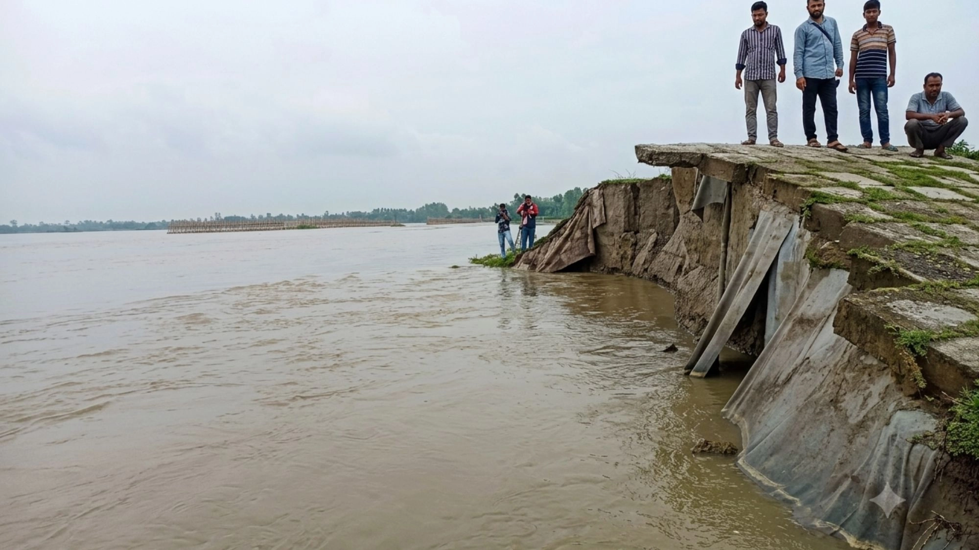 নদীর গর্জনে কাঁপছে জনপদ