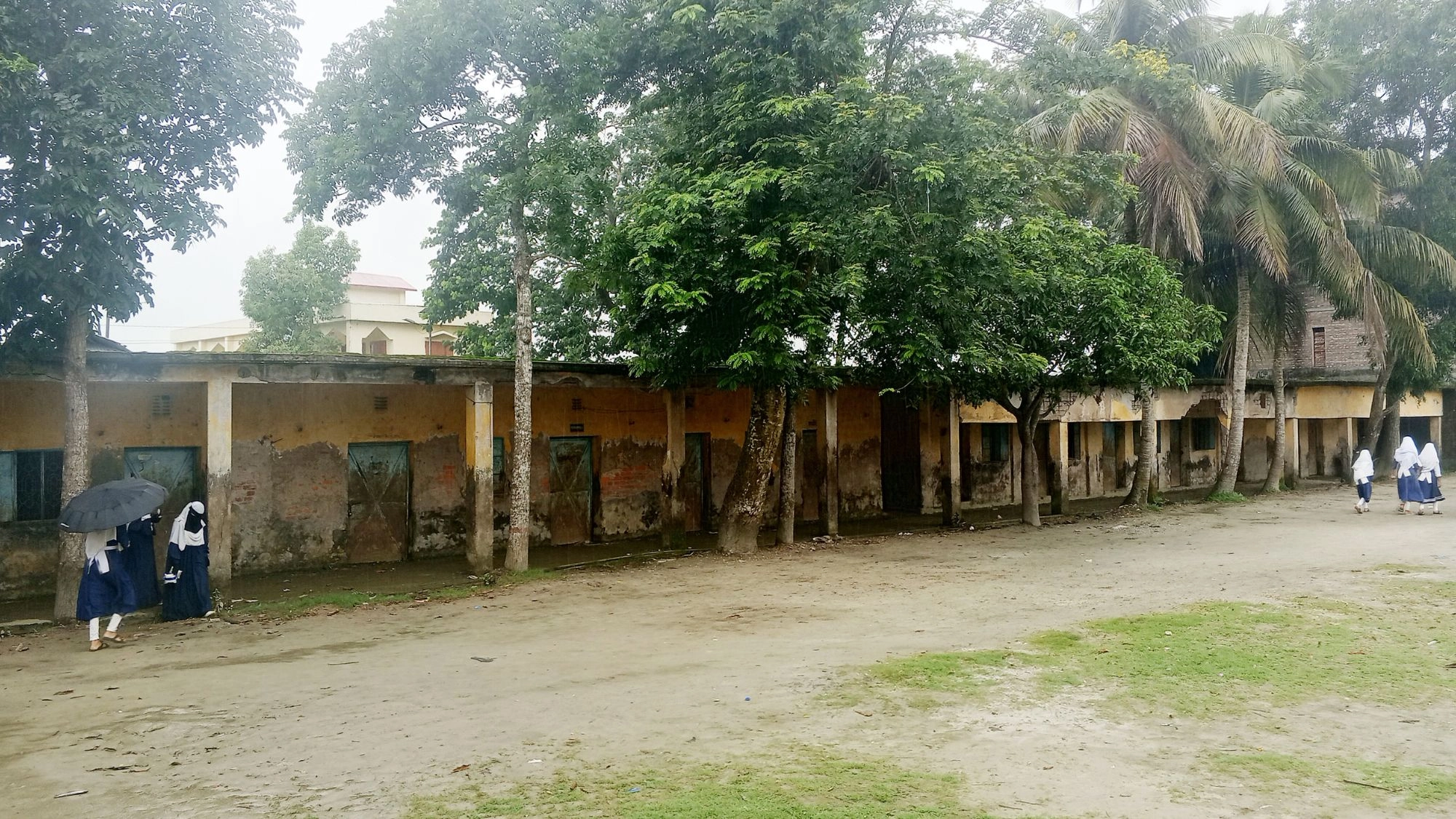 জরাজীর্ণ ভবনে পাঠদান