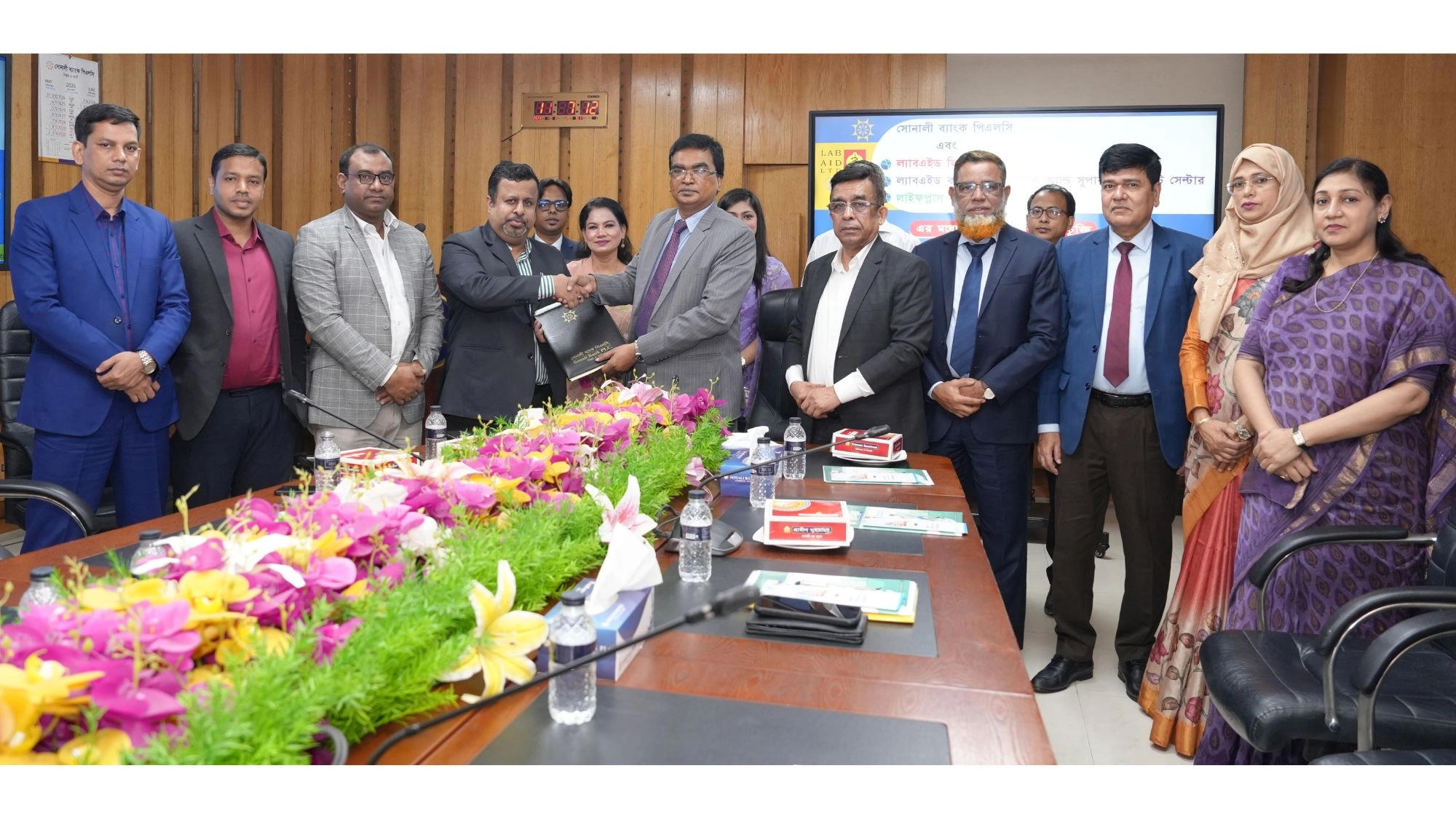 সোনালী ব্যাংক ও ল্যাবএইডের মধ্যে করপোরেট স্বাস্থ্যসেবা চুক্তি
