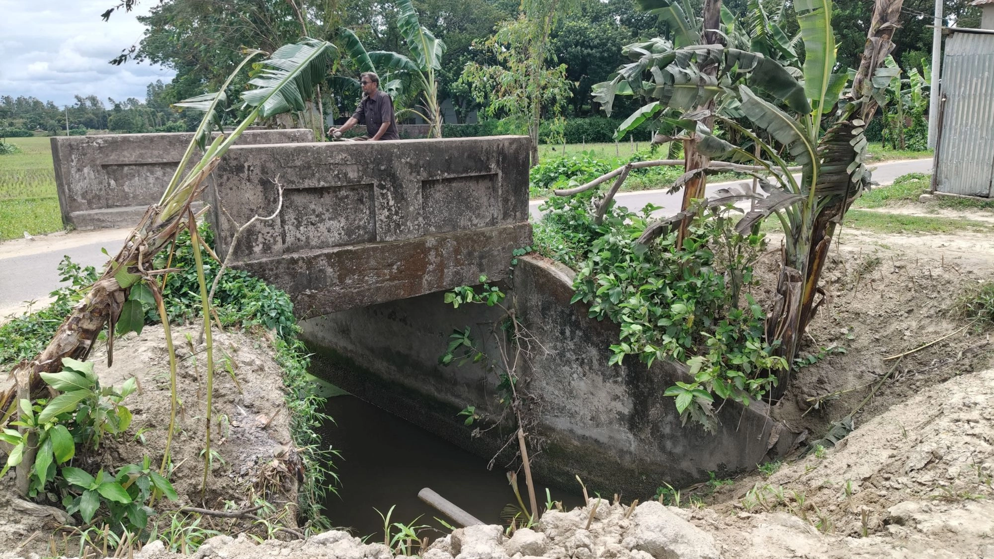 রায়গঞ্জে সেতুর মুখ বন্ধ করে  ভরাটের অভিযোগ