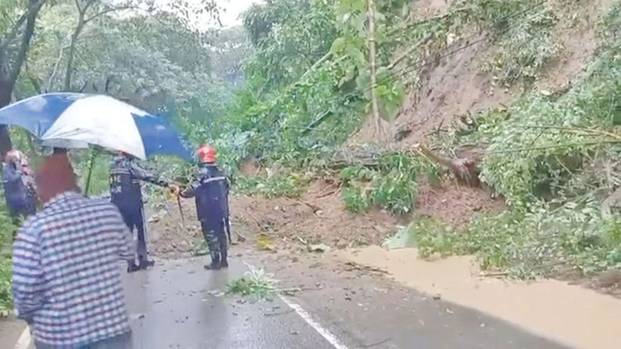 অতিবৃষ্টি-পাহাড়ধসে চট্টগ্রাম-কাপ্তাই সড়ক বন্ধ