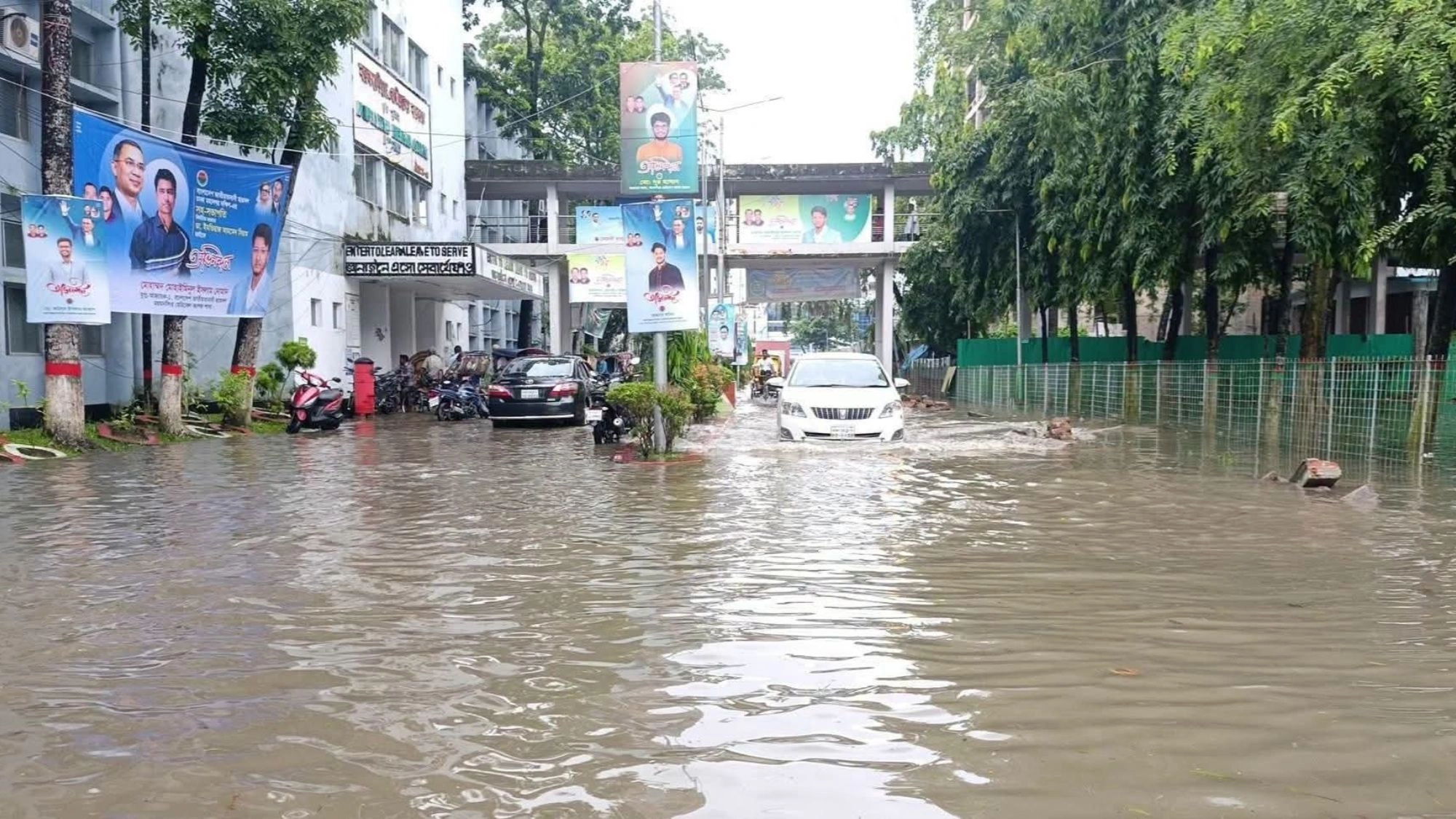 জলাবদ্ধতায় বিপর্যস্ত নগরী