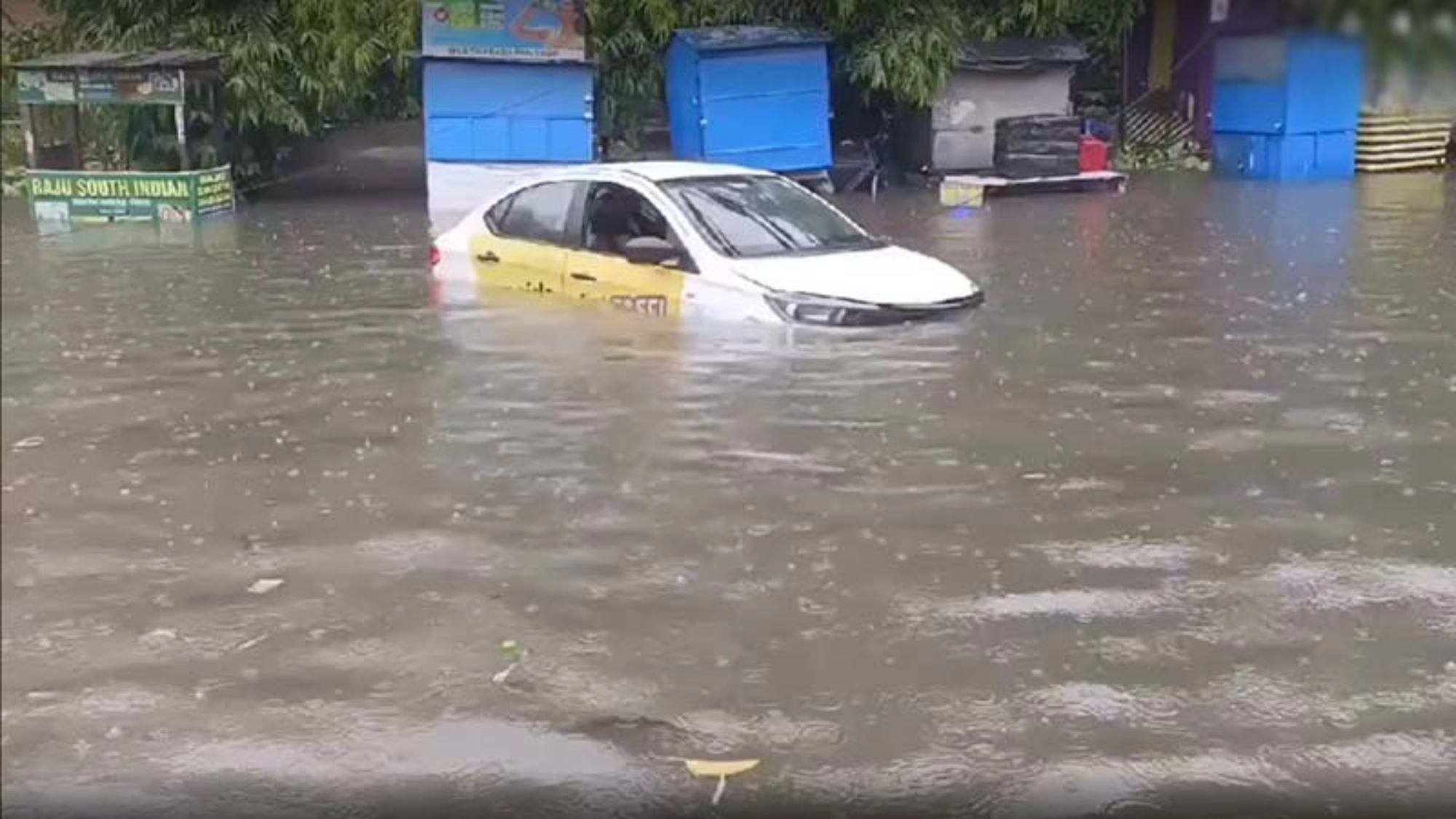 টানা বৃষ্টিতে ভাসছে কলকাতা