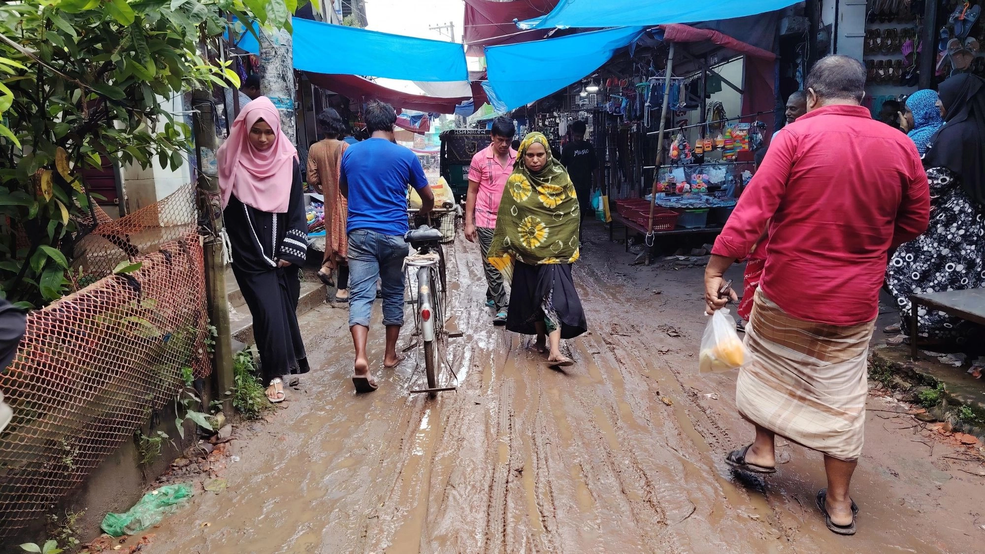 কাদা-পানিতে চরম দুর্ভোগ