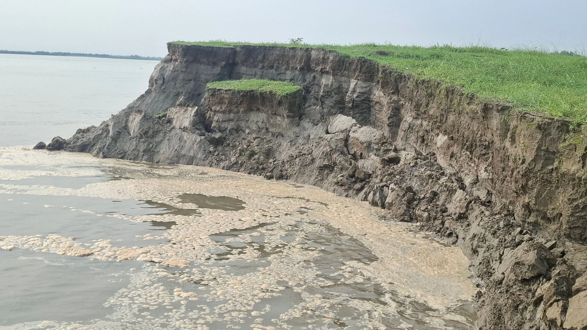 যমুনার ভাঙনে ক্ষতিগ্রস্ত  শতাধিক পরিবার