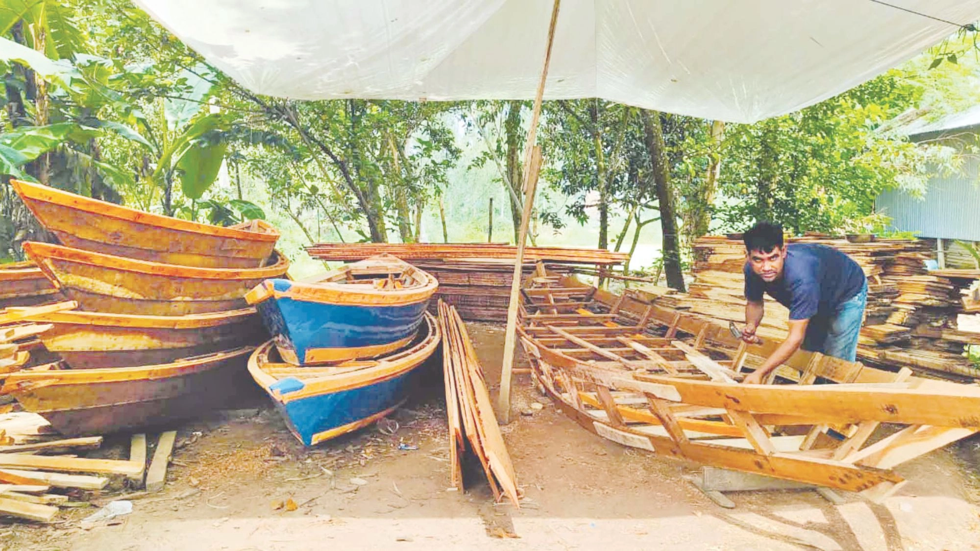 চলনবিলে বাড়ছে ডিঙি নৌকার কদর