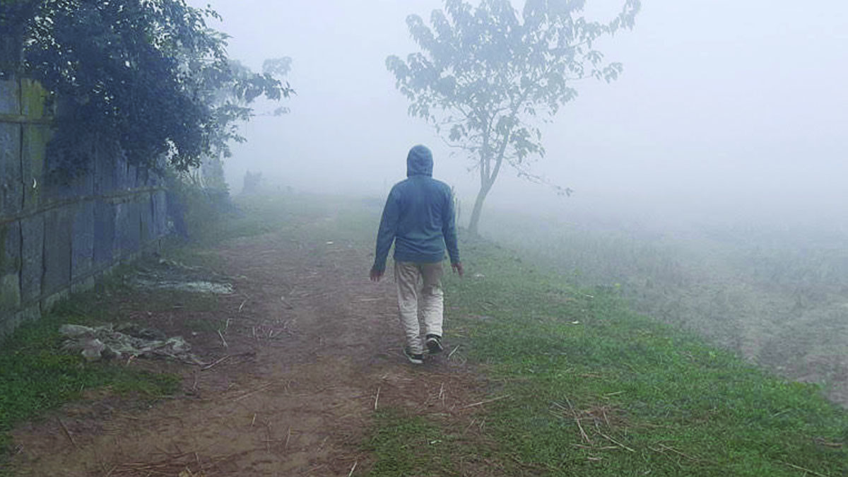 ঘন কুয়াশায় দেখা নেই সূর্যের। ছবি : রূপালী বাংলাদেশ
