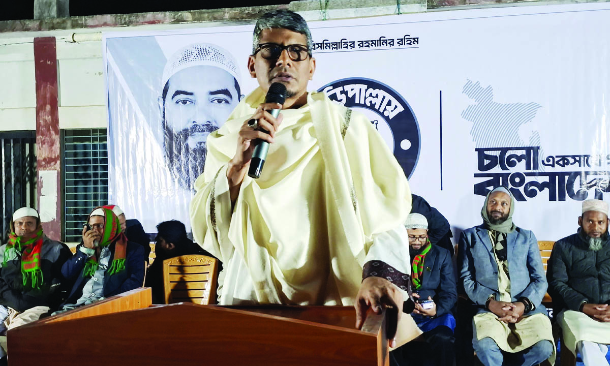 নির্বাচনি সভায় বক্তব্য দিচ্ছেন ব্যারিস্টার শাহরিয়ার কবির। ছবি : রূপালী বাংলাদেশ