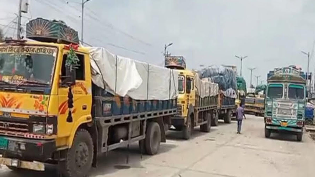 ভোমরা স্থলবন্দর দিয়ে ভারত থেকে চাল আমদানির ধুম। ছবি : রূপালী বাংলাদেশ