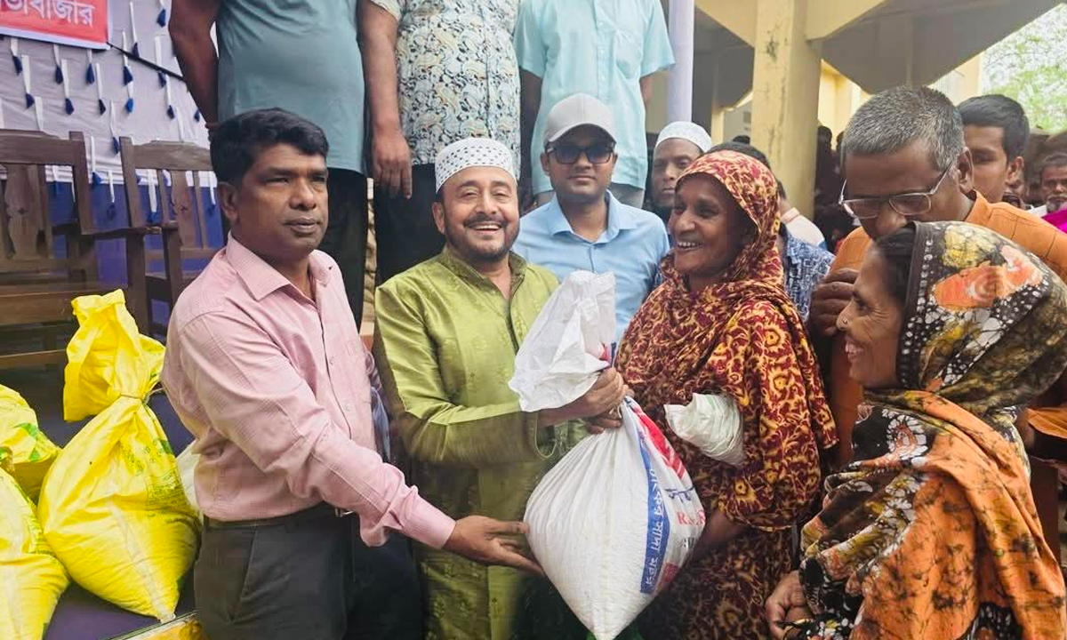 এমপি হাজি মুজিবুর রহমান চৌধুরী ভিজিএফের চাল বিতরণ করছেন। ছবি : রূপালী বাংলাদেশ