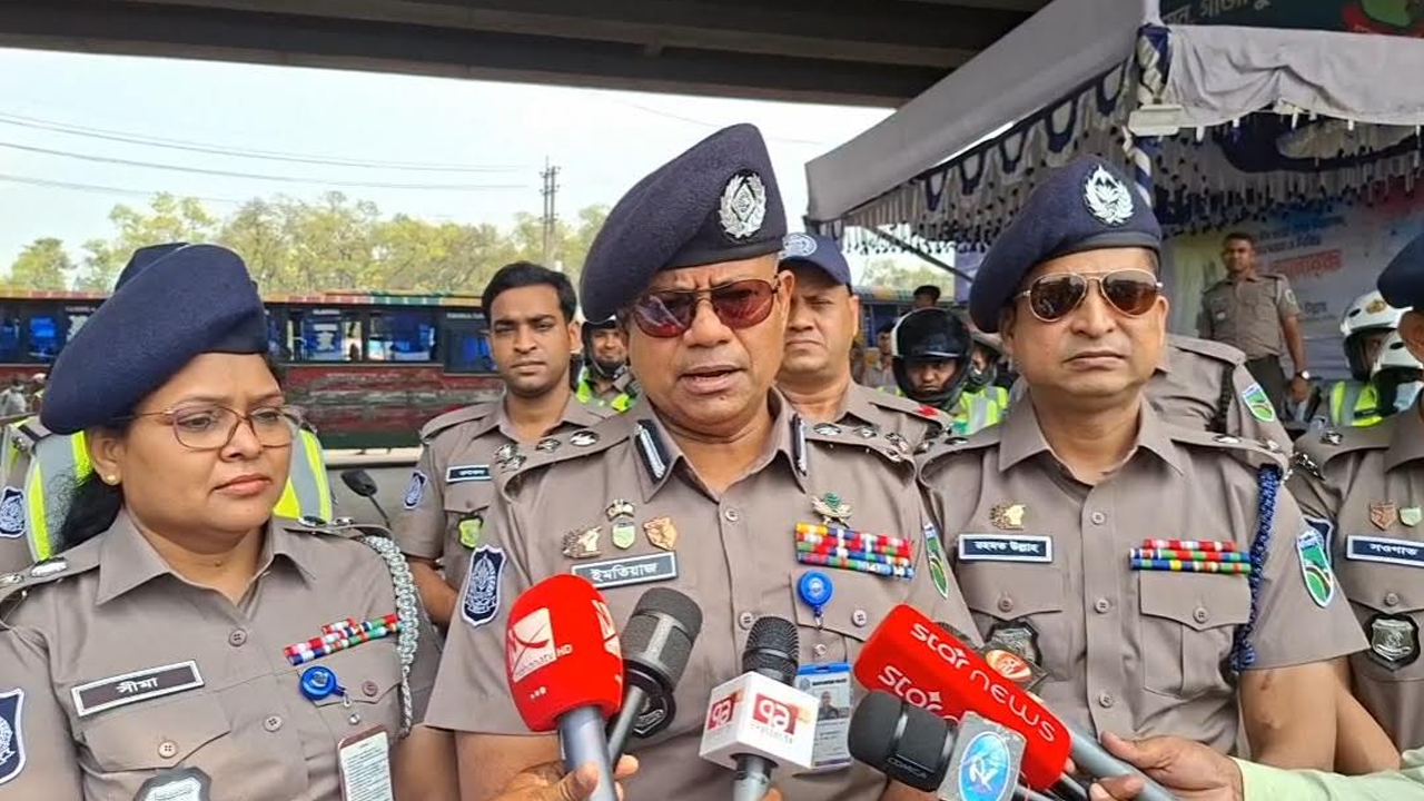 সাংবাদিকদের বিভিন্ন প্রশ্নের জবাব দিচ্ছেন ডিআইজি ইমতিয়াজ আহম্মদ। ছবি : রূপালী বাংলাদেশ