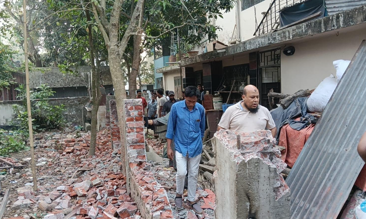 ফরিদগঞ্জে সন্ত্রাসী কায়দায় বিএনপির নেতার বাড়িতে হামলা ও ভাঙচুর। ছবি : রূপালী বাংলাদেশ