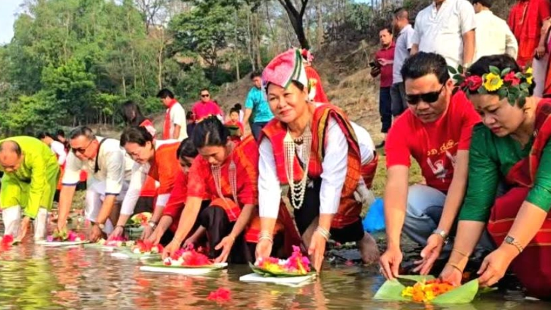 সাঙ্গু নদীতে ফুল ভাসিয়ে পুরাতন বছরের বিদায় এবং নতুন বছরের সূচনা। ছবি : রূপালী বাংলাদেশ