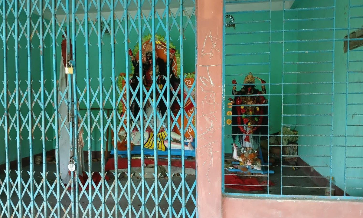 মহাশ্মশানের স্নানের ঘরের তালা ভেঙে চুরি। ছবি : রূপালী বাংলাদেশ
