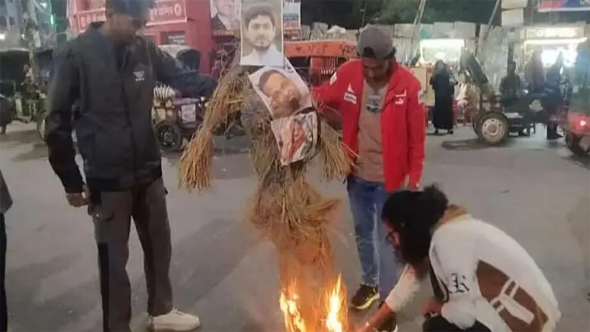 ক্ষমতাচ্যুত প্রধানমন্ত্রী শেখ হাসিনা, এনসিপির বিভাগীয় সাংগঠনিক সম্পাদক ইমরান ইমন ও জেলা এনসিপির আহ্বায়ক সাইফুল ইসলামের ছবি সংবলিত কুশপুতুল দাহ । ছবি- রূপালী বাংলাদেশ