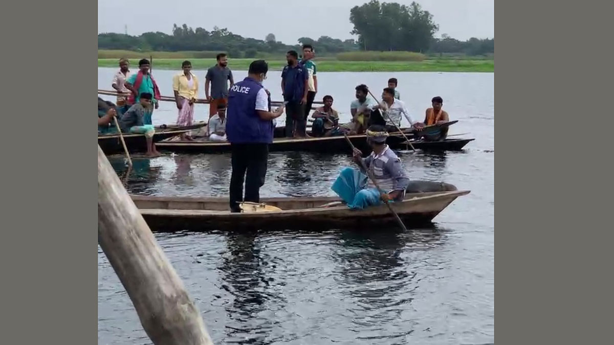 ধলেশ্বরী নদী থেকে জেলের লাশ উদ্ধার করেছে পুলিশ।  ছবি- রূপালী বাংলাদেশ