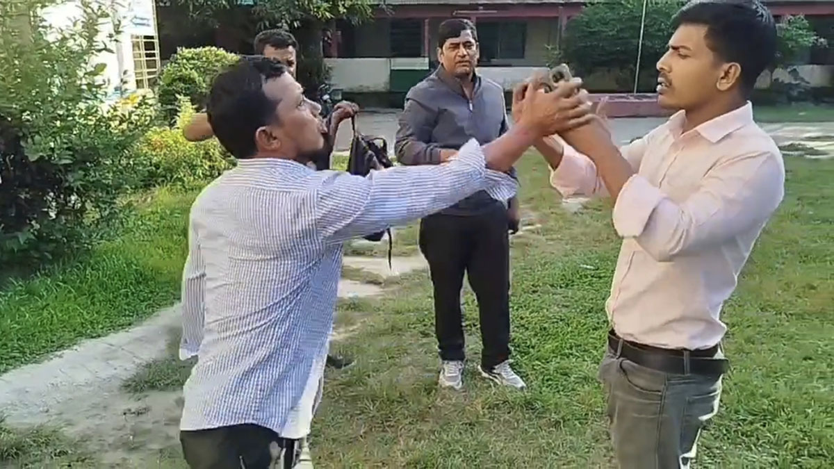 সাংবাদিকদের ভিডিও ধারণে বাধা দেওয়া হয়।     ছবি- রূপালী বাংলাদেশ