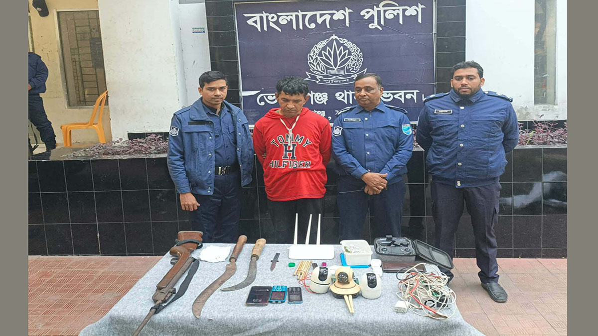 উদ্ধারকৃত মালামাল ও আটক ব্যক্তি। ছবি : রূপালী বাংলাদেশ