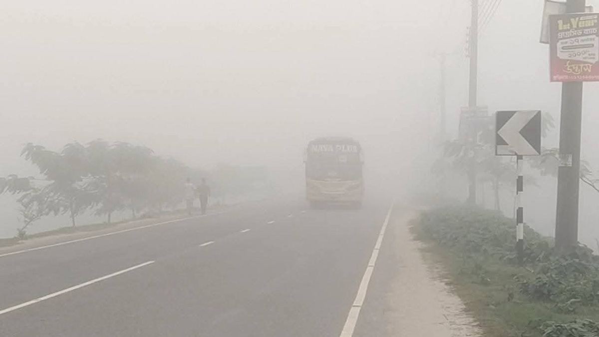 হঠাৎ করেই ঘন কুয়াশার চাদরে ঢেকে গেছে পুরো অঞ্চল।   ছবি- রূপালী বাংলাদেশ