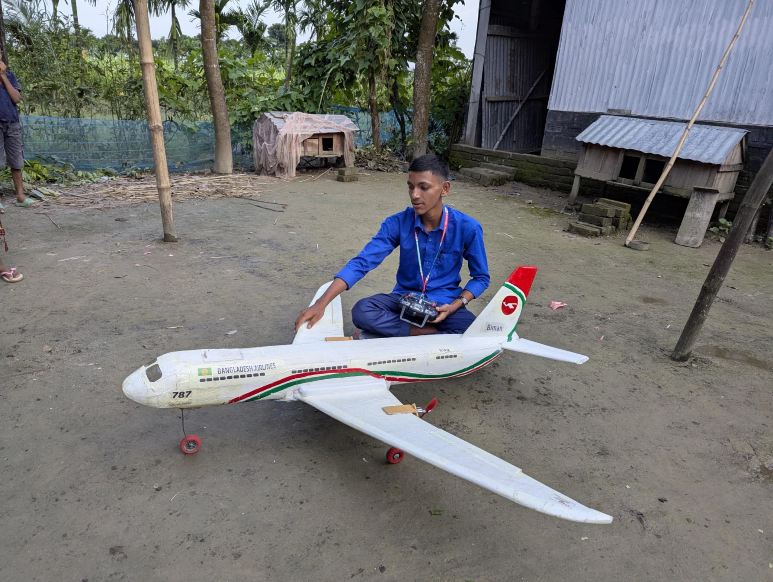 চার দিনে বিমান বানিয়ে আকাশে উড়াল রাহুল